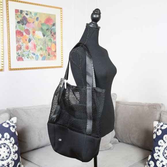 GAP FIT Breathable Mesh and Neoprene Gym Bag - Picture 3 of 11